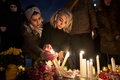 カナダ・トロントのメルラストマン広場で、イランで墜落したウクライナ国際航空PS752便の犠牲者を追悼する人々（2020年1月9日撮影）。(c)Geoff Robins / AFP