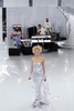 フランス・パリ市内で発表された「シャネル（CHANEL）」14年春夏オートクチュールコレクション（2014年1月21日撮影）。(c)AFP/PATRICK KOVARIK