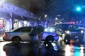 米デラウェア州ウィルミントンで、大統領警護隊の車列に突っ込んだ乗用車に駆け寄る警護隊員ら（2023年12月17日撮影）。(c)ANDREW CABALLERO-REYNOLDS / AFP