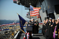 米バージニア（Virginia）州ノーフォーク基地（Naval Station Norfolk）で行われた原子力空母「ジョージ・H・W・ブッシュ（George H.W. Bush）」の就役式に出席するジョージ・W・ブッシュ（George W. Bush）現大統領（右）ら（2008年1月10日撮影）。(c)AFP/TIM SLOAN