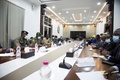 マリ・バマコで、西アフリカ諸国経済共同体(ECOWAS）の代表団との会議に出席する国民救済委員会（CNSP）のアシミ・ゴイタ大佐（左列奥から4人目、2020年8月22日撮影）。(c)ANNIE RISEMBERG / AFP