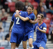 ロンドン五輪は3日、女子サッカー準々決勝の試合が英グラスゴー（Glasgow）のハムデン・パーク（Hampden Park）で行われ、フランスが2-1でスウェーデンを破り、初の4強入りを果たした。

前半39分にウェンディ・ルナール（Wendie Renard）が挙げた決勝点に歓喜するフランスの選手（2012年8月3日撮影）。(c)AFP/GRAHAM STUART