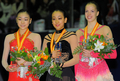 08-09フィギュアスケートGPシリーズ・ファイナル、女子シングルの表彰式に臨む（左から）2位の金妍児、優勝した浅田真央、3位のカロリーナ・コストナー。（2008年12月13日撮影）(c)AFP/KIM JAE-HWAN
