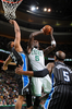 11-12NBAは18日、各地で試合が行われ、ボストン・セルティックス（Boston Celtics）が102-98でオーランド・マジック（Orlando Magic）を下し、アトランティック・ディビジョン（Atlantic Division）の地区優勝を決めた。

シュートを狙うボストン・セルティックスのケビン・ガーネット（Kevin Garnett、中央、2012年4月18日撮影）。(c)AFP/Getty Images/NBAE/Brian Babineau