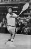 1975年のウィンブルドン選手権（The Championships Wimbledon）決勝戦を戦うアーサー・アッシュ（Arthur Ashe、1975年7月5日撮影）。(c)AFP