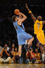 08-09NBA西カンファレンスプレーオフ1回戦、ロサンゼルス・レイカーズ（%%Los Angeles Lakers%%）対ユタ・ジャズ（%%Utah Jazz%%）第5戦。試合はレイカーズが107-96で勝利し、通算戦績を4勝1敗として同準決勝に進んだ。レイカーズは、コービー・ブライアント（%%Kobe Bryant%%）が両チーム最多の31得点を奪って勝利し、5戦目でジャズとのプレーオフ1回戦を制した。写真はレイカーズのラマー・オドム（%%Lamar Odom%%、右）の前でシュートを狙うジャズのメメット・オコワー（%%Mehmet Okur%%）。（2009年4月27日撮影）(c)AFP/Getty Images/NBAE/Noah Graham
