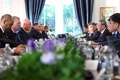ニュージーランドのクリストファー・ラクソン首相（左中央）との会談に臨む中国の李強首相（右中央）。ニュージーランド首都ウェリントンで（2024年6月13日撮影）。(c)Hagen Hopkins / POOL / AFP