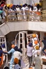 インド北部アムリツァル（Amritsar）にあるシーク教の総本山「黄金寺院（Golden Temple）」で、衝突するシーク教徒たち（2014年6月6日撮影）。(c)AFP/NARINDER NANU