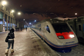 ロシア・サンクトペテルブルク（Saint Petersburg）の駅に到着した新型高速鉄道「アレグロ（Allegro）」（2010年12月12日撮影）。(c)AFP/KIRILL KUDRYAVTSEV