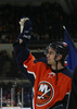 写真は、ファーストスターに選出され観衆の声援に応えるニールセン。(c)AFP/Getty Images Bruce Bennett