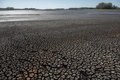 干ばつの影響で干上がった貯水池。南米ウルグアイ南部カネロネスで（2023年3月14日撮影）。(c)Pablo PORCIUNCULA / AFP