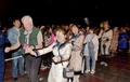 祭りに熱狂する観光客（2019年6月18日撮影）。(c)CNS/侯玉鵬