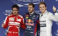 13F1第19戦ブラジルGP（Brazilian Grand Prix 2013）予選。予選終了後にカメラに向けてポーズを取る（左から）フェラーリ（Ferrari）のフェルナンド・アロンソ（Fernando Alonso）、レッドブル（Red Bull）のセバスチャン・ベッテル（Sebastian Vettel）、メルセデスAMG（Mercedes AMG）のニコ・ロズベルグ（Nico Rosberg、2013年11月23日撮影）。(c)AFP/MIGUEL SCHINCARIOL