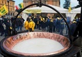 イタリア北部ボローニャで、米国産チーズとの不当競争に抗議するデモに参加するパルミジャーノ・レッジャーノの生産者たち（2015年3月5日撮影）。(c)AFP/ALESSANDRO RUGGERI