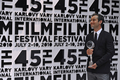 チェコのカルロヴィ・ヴァリ（Karlovy Vary）で開催されているカルロヴィ・ヴァリ国際映画祭（Karlovy Vary International Film Festival）で5日、英俳優ジュード・ロウ（Jude Law）がこれまでの芸術的貢献を評価されクリスタル・グローブ（Crystal Globe）賞を受賞した。写真は、トロフィーを手にしたジュード・ロウ（2010年7月5日撮影）。(c)AFP/MICHAL CIZEK