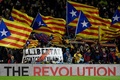 19-20スペイン1部リーグ第20節、FCバルセロナ対グラナダ。カタルーニャ州の独立を支持する旗を振るFCバルセロナのサポーター（2020年1月19日撮影）。(c)LLUIS GENE / AFP