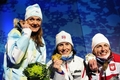 2010年%%バンクーバー冬季五輪%%、クロスカントリースキー女子個人スプリント決勝。メダル授与式で笑顔を見せる（左から）3位のペトラ・マジッチ（%%Petra Majdic%%）、優勝したマリット・ビョルゲン（%%Marit Bjoergen%%）、2位のユスチナ・コワルチク（%%Justyna Kowalczyk%%）。（2010年2月17日撮影）(c)AFP/EMMANUEL DUNAND