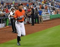 17MLB、ピッツバーグ・パイレーツ対マイアミ・マーリンズ。試合前に行われたセレモニーに臨むマイアミ・マーリンズのイチロー（2017年4月30日撮影）。(c)AFP/Getty Images/Mark Brown