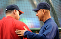 09MLB、ロサンゼルス・エンゼルス・オブ・アナハイム（%%Los Angeles Angels of Anaheim%%）対ボストン・レッドソックス（%%Boston Red Sox%%）。試合はエンゼルスが6-3で勝利を収めた。写真は試合前にマイク・ソーシア（%%Mike Scioscia%%）監督（左）に言葉をかけるレッドソックスのテリー・フランコナ（%%Terry Francona%%）監督。（2009年4月10日撮影）(c)AFP/Getty Images/Kevork Djansezian