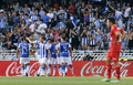 13-14スペイン1部リーグは17日、第1節の試合が各地で行われ、レアル・ソシエダ（Real Sociedad）は2-0でヘタフェ（Getafe CF）に勝利した。

チームの先制点を喜ぶレアル・ソシエダの選手とサポーター（2013年8月17日撮影）。(c)AFP/RAFA RIVAS