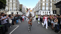 英ロンドン（London）西部ノッティングヒル（Notting Hill）で開かれた恒例のノッティングヒル・カーニバル（Notting Hill Carnival）に参加したダンサー（2009年8月30日撮影）。(c)AFP/CARL COURT