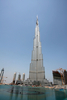 アラブ首長国連邦（UAE）のドバイ（Dubai）で11日、完成時には高さ900メートルで世界一高い建造物となる「ブルジュ・ドバイ（Burj Dubai）」を、同国副大統領兼首相兼国防相でドバイ首長のムハンマド・ビン・ラシド・マクトム（Mohammad bin Rashed al-Maktoum）氏が視察した。写真は、遠方から見たブルジュ・ドバイ（2009年4月11日撮影）。(c)AFP/KARIM SAHIB