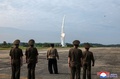 ミサイルの発射実験を視察する北朝鮮の金正恩（キム・ジョンウン）朝鮮労働党総書記（中央）。朝鮮中央通信（KCNA）公開（撮影場所不明、2024年9月18日撮影、19日公開）。(c)AFP PHOTO/KCNA VIA KNS