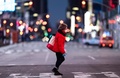 米ニューヨークで、早朝に人けのないタイムズスクエアを歩く女性（2020年4月23日撮影）。(c)Johannes EISELE / AFP