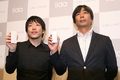 表参道ヒルズで開催されたauの携帯電話ブランド「iida」の新商品展『iida EXIBITION 2010 SUMMER』に出席したプロダクトデザイナーの坪井浩尚（Hironao Tsuboi、左）とKDDIの増田和彦（Kazuhiko Masuda）サービス・プロダクト企画本部長（2010年7月13日撮影）。(c)MODE PRESS