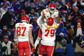 23NFL、カンファレンス準決勝、バッファロー・ビルズ対カンザスシティ・チーフス。タッチダウンを決め、チームメートのドノバン・スミス（右手前）と喜び合うカンザスシティ・チーフスのアイザイア・パチェコ（右奥、2024年1月21日撮影）。(c) Al Bello/Getty Images/ AFP