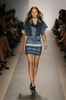 米・ニューヨーク市内で発表されたエルベ・レジェ バイ マックスアズリア（Herve Leger By Max Azria）の10年春夏コレクション（2009年9月13日撮影）。(c)AFP/Getty Images/Kristian Dowling