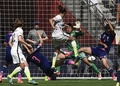 女子サッカーW杯カナダ大会・決勝、米国対日本。2得点目となるゴールを決める米国のカーリー・ロイド（2015年7月5日撮影）。(c)AFP/FRANCK FIFE