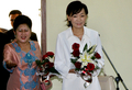 2007年8月20日、安倍昭恵（Akie Abe）首相夫人（右）とともに、ジャカルタの障害者リハビリセンターを訪問するクリスティアニ・ユドヨノ（Kristiani Yudhoyono）インドネシア大統領夫人。(c)AFP/Ahmad ZAMRONI