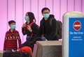 米カリフォルニア州ロサンゼルス空港で、アジア発の航空機で到着したマスク姿の人々（2020年1月29日撮影）。(c)Mark RALSTON / AFP
