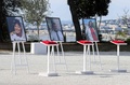 仏ニースで行われた刃物襲撃事件の追悼式で、展示された犠牲者3人の写真（2020年11月7日撮影）。(c)Valery HACHE / POOL / AFP