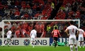 サッカーAFCチャンピオンズリーグ、グループF第4節、浦和レッドダイヤモンズ対上海上港。上海上港のオスカルのPKをセーブする浦和レッドダイヤモンズの西川周作（右から3人目、2017年4月11日撮影）。(c)AFP/Toshifumi KITAMURA