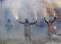 スペイン南東部イビで開催された軍服姿の参加者たちが小麦粉や生卵をかけあう毎年恒例の祭り「エルス・エンファリナッツ」の様子（2019年12月28日撮影）。(c)AFP/JAIME REINA