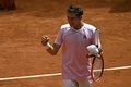 テニス、マドリード・オープン、男子シングルス2回戦。勝利を喜ぶマッテオ・アルナルディ（2023年4月28日撮影）。(c)JAVIER SORIANO / AFP