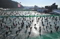 韓国・江原道の華川で開かれたヤマメ祭りで穴釣りをする人々（2019年1月5日撮影）。(c)AFP PHOTO / JUNG Yeon-Je
