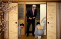 広島で開催中の先進7か国（G7）外相会合で、会場に入室するジョン・ケリー米国務長官（2016年4月10日撮影）。(c)AFP/FOREIGN MINISTRY OF JAPAN