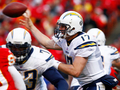 パスを出すチャージャーズのQBフィリップ・リバース（%%Philip Rivers%%）。(c)AFP/Getty Images Jamie Squire