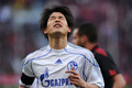 10-11ドイツ・ブンデスリーガ1部第27節、バイヤー・レバークーゼン（Bayer Leverkusen）対シャルケ04（Schalke04）。天を仰ぐ内田篤人（Atsuto Uchida、2011年3月20日撮影）。(c)AFP/PATRIK STOLLARZ