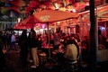 仏パリで、バーのテラス席で飲み物を飲む人々（2020年9月26日撮影）。(c)GEOFFROY VAN DER HASSELT / AFP