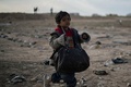 シリア東部デリゾール県バグズ村から避難した子ども（2019年3月6日撮影）。(c)Delil souleiman / AFP
