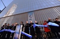 米ニューヨーク（New York）で、世界貿易センター（World Trade Center）の跡地に建設された高層ビル「フォー・ワールド・トレード・センター（Four World Trade Center、4WTC）」の完成式典でテープカットを行う設計者の日本人建築家、槇文彦（Fumihiko Maki）氏（右端）や、ニューヨークのマイケル・ブルームバーグ（Michael Bloomberg）市長（中央）ら（2013年11月13日撮影）。(c)AFP/Stan HONDA