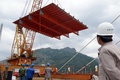 中国南西部・貴州省畢節付近で、建設が進められる北盤江大橋（2016年9月10日撮影）。(c)AFP