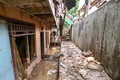 豪雨による洪水に見舞われたインドネシアの首都ジャカルタで、自宅の地下室で家財道具などを探す男性（2020年1月3日撮影）。(c)BAY ISMOYO / AFP