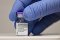米製薬大手ファイザーと独製薬ベンチャーのビオンテックが開発した新型コロナウイルスワクチン（2020年12月8日撮影）。(c)JUSTIN TALLIS / various sources / AFP