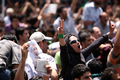 イラン・テヘラン（Tehran）のテヘラン大学前で、アクバル・ハシェミ・ラフサンジャニ（Akbar Hashemi Rafsanjani）元大統領の演説後、抗議デモを始めた野党支持者たち（2009年7月17日撮影）。(c)AFP/POYA PORHEDARI