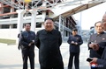 北朝鮮の平安南道順川で肥料工場の竣工式に出席した金正恩（キム・ジョンウン）朝鮮労働党委員長。この写真は第三者が公表したものであり、AFPはこの画像の真正性、撮影地、撮影日、内容について独自に確認することができません（2020年5月1日撮影、同月2日朝鮮中央通信配信）。(c)AFP PHOTO/KCNA VIA KNS